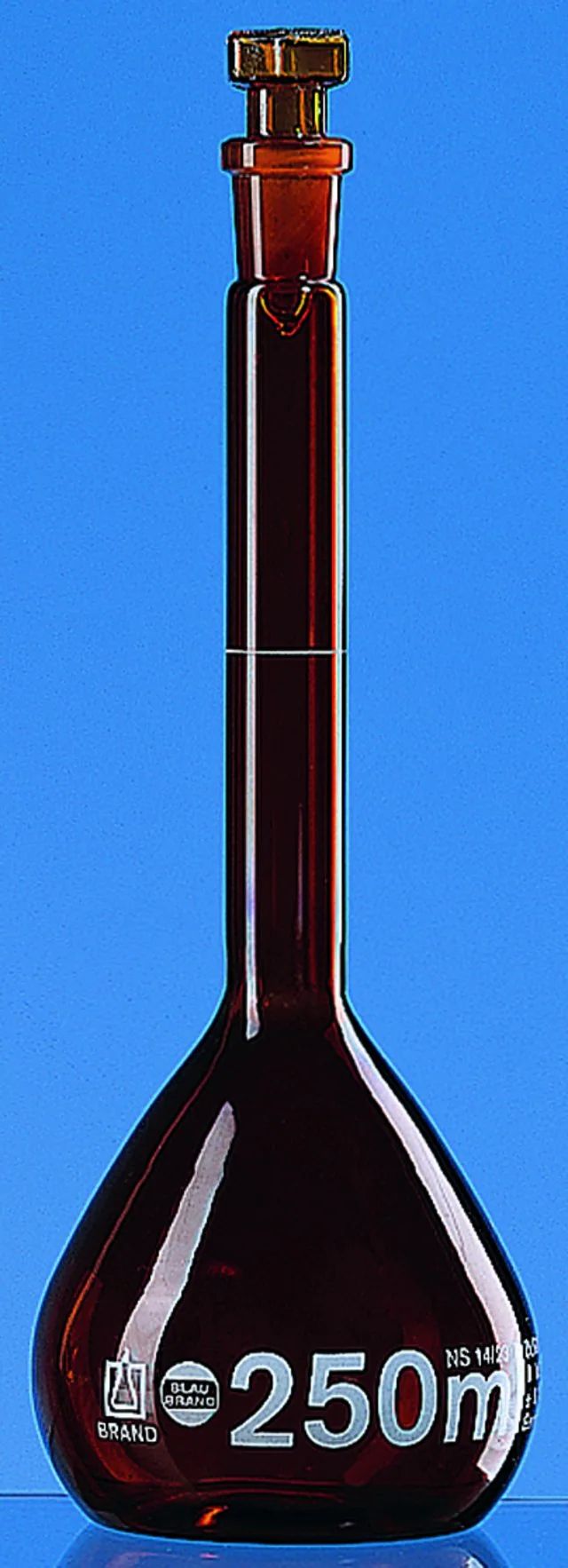 BRAND<sup>?</sup> BLAUBRAND<sup>?</sup> volumetric flask, glass stopper, amber glass