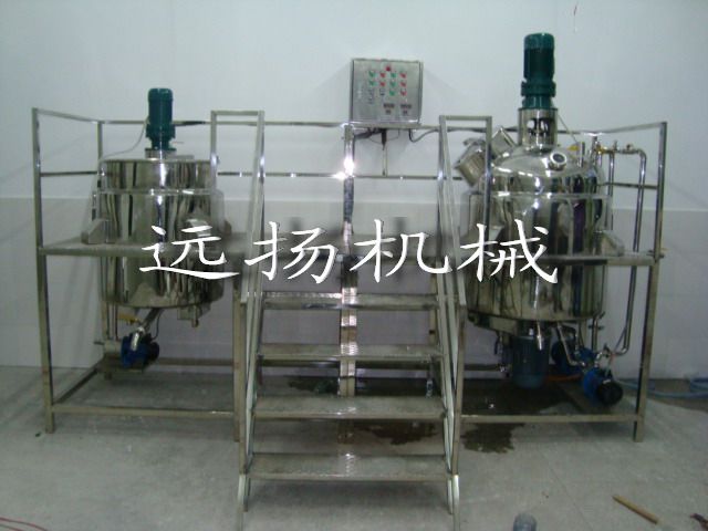 大型真空加热乳化设备图片