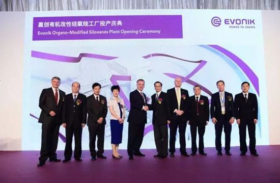 来自赢创的代表与来自政府部门的嘉宾共同为新工厂揭幕