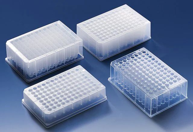 BRAND<sup>?</sup> 96-well deep well plate, stackable